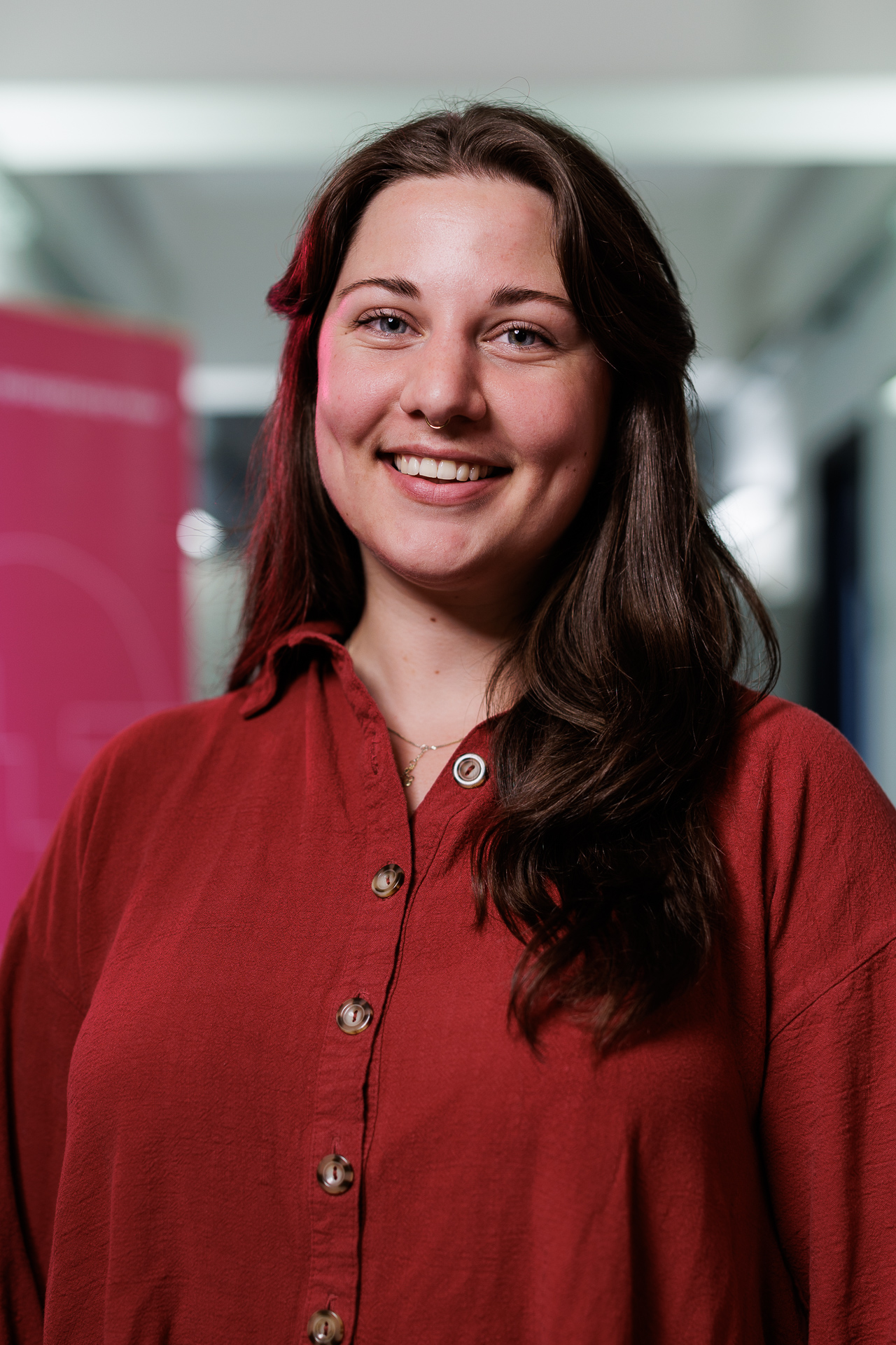 Porträt von Greta Ernst, weiße Frau, braune Haare, rote Bluse