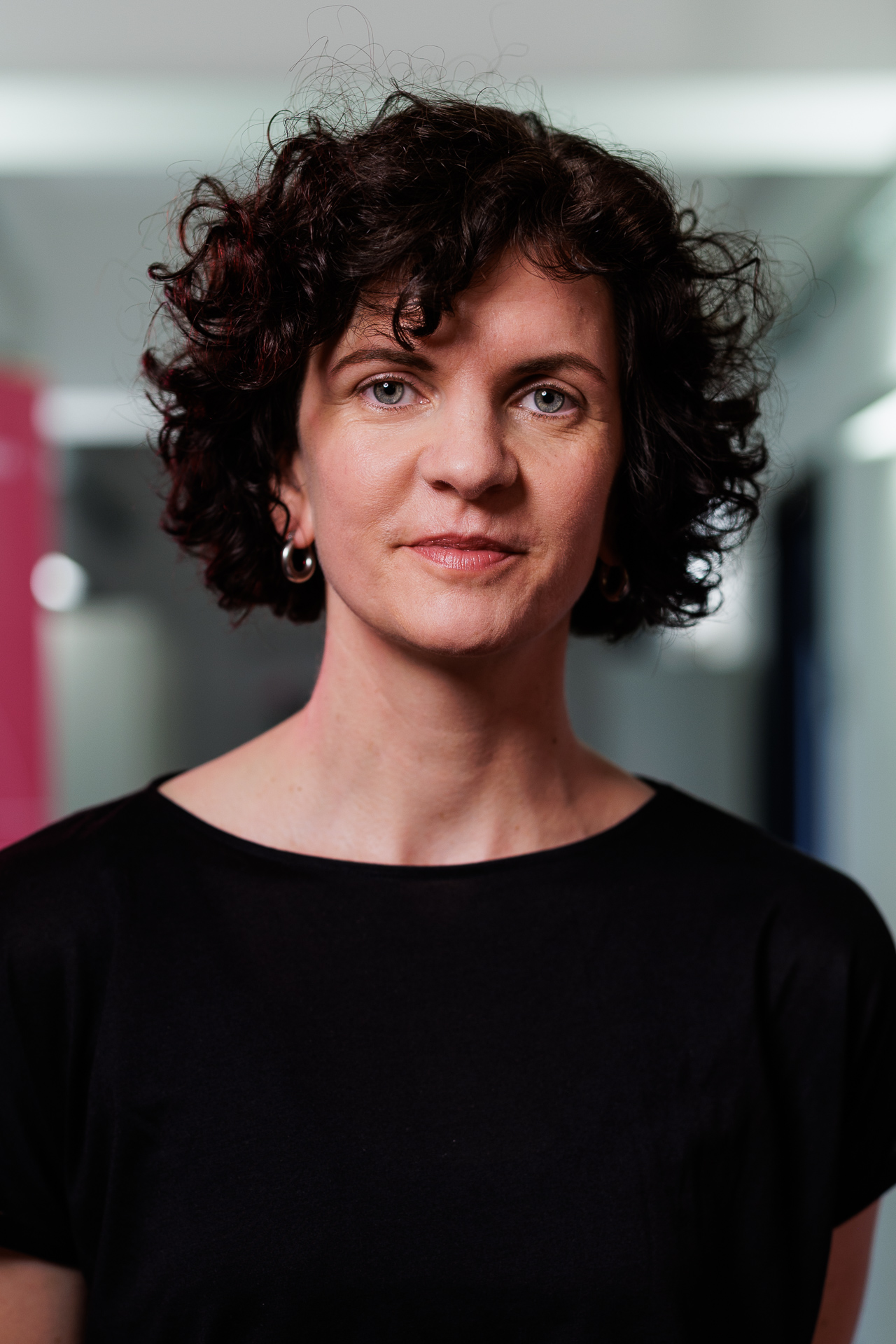 Porträt von Cilgia Gadola, weiße Frau, schwarze lockige Haare kurz