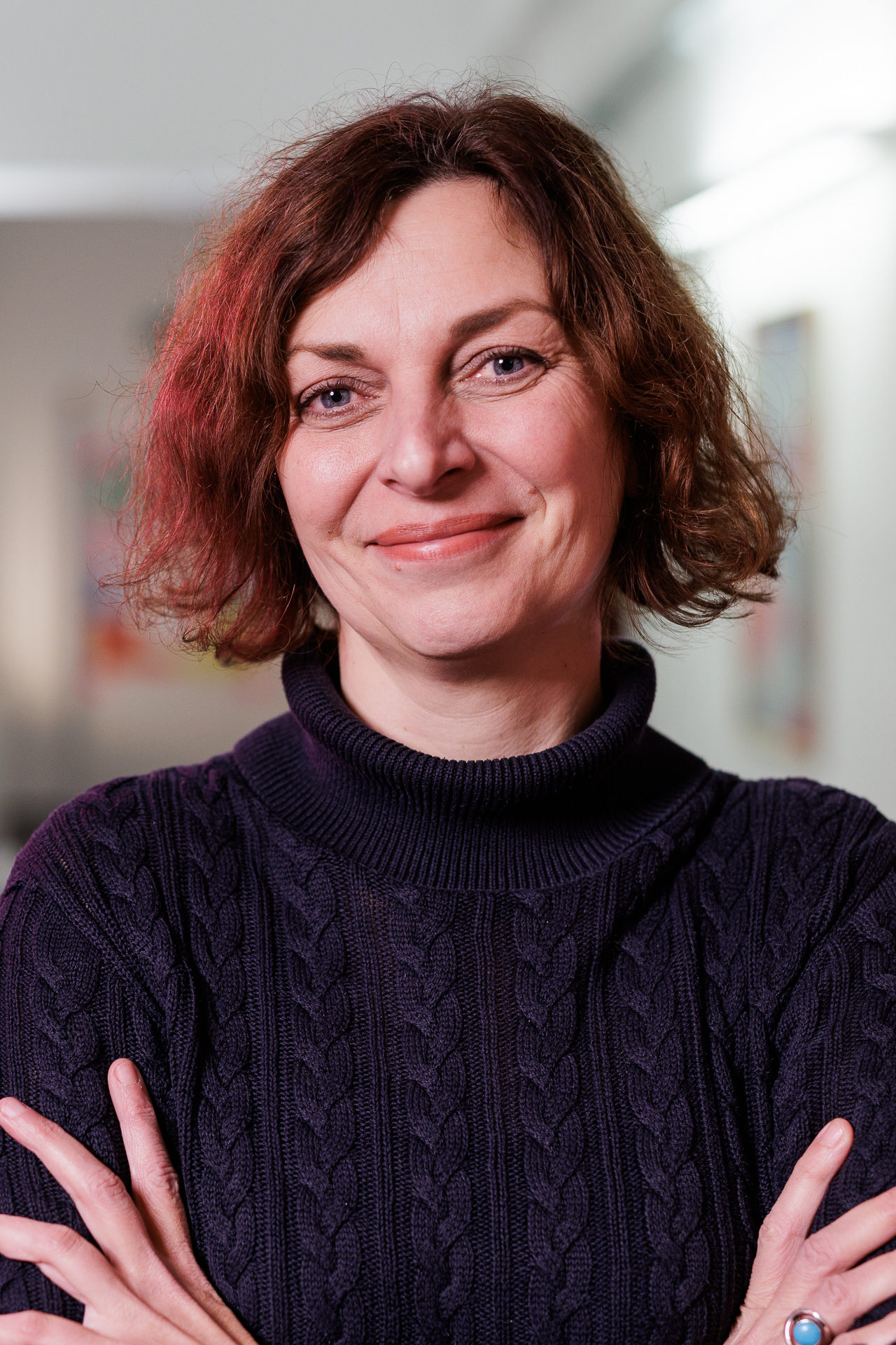 Porträt von Stefanie, weiße Frau, schwarz-rote Haare