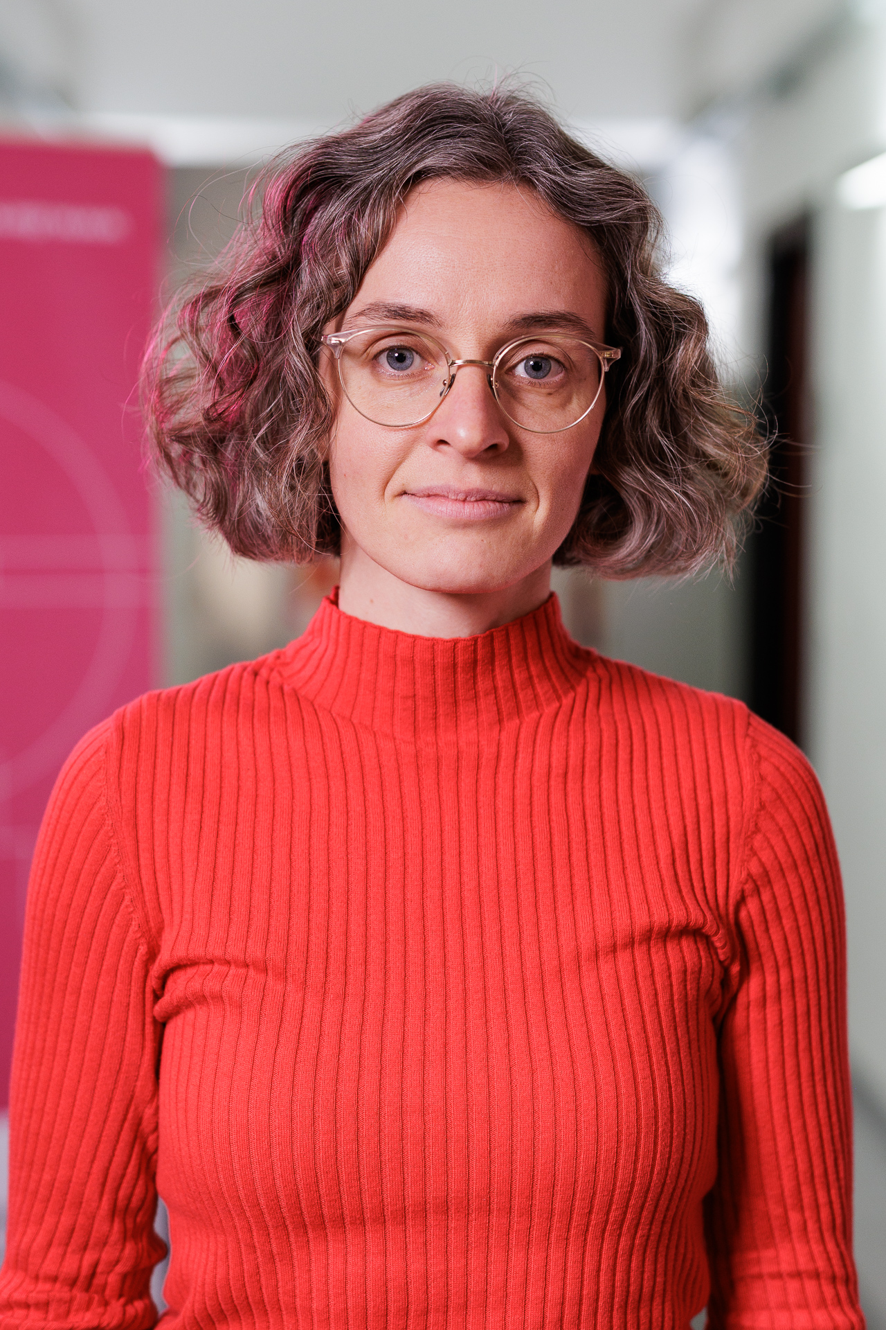 Portröt von Franziska, weiße Frau, hellbraune Haare, Brille