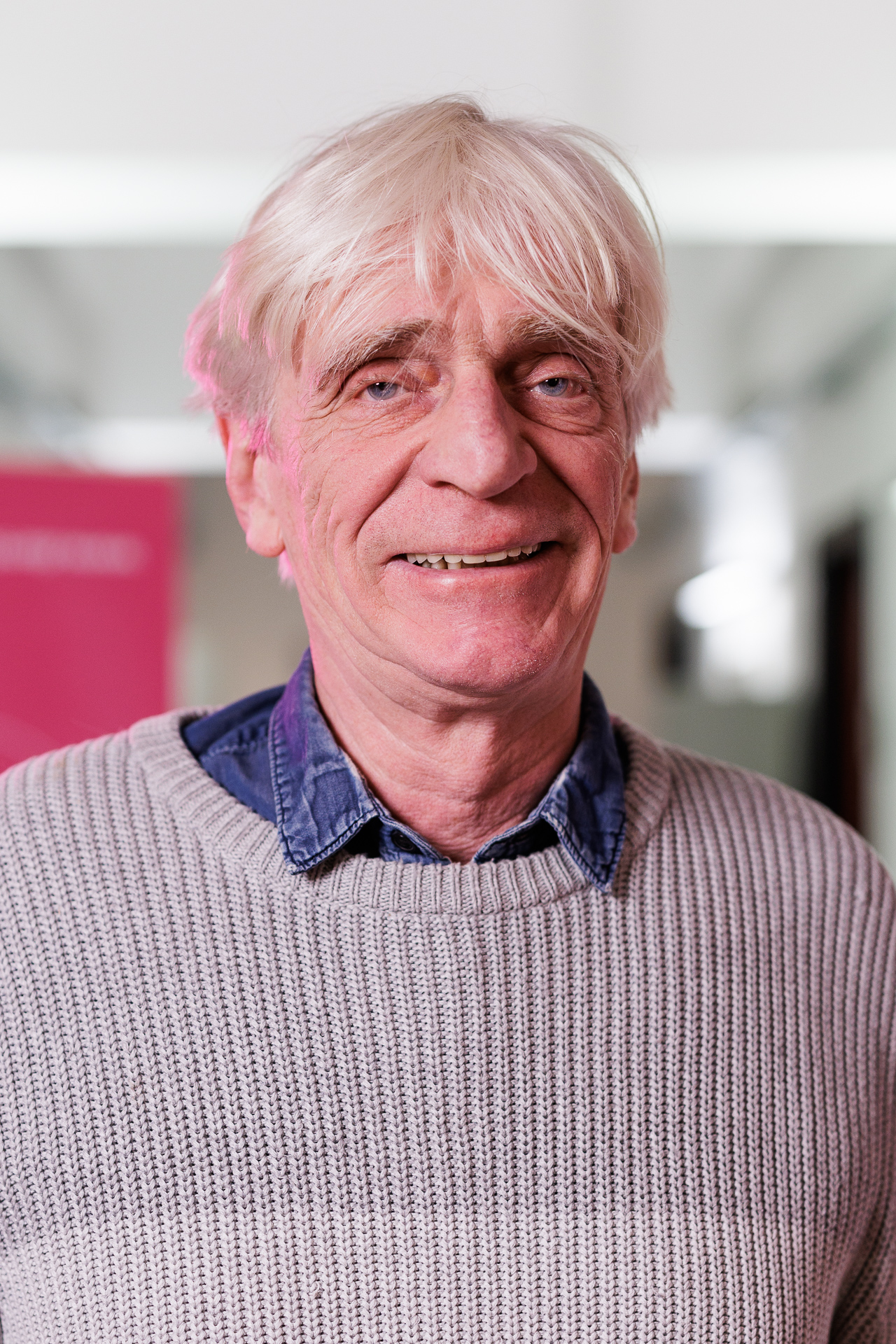 Porträt Eckhard, weißer Mann, weiße Haare