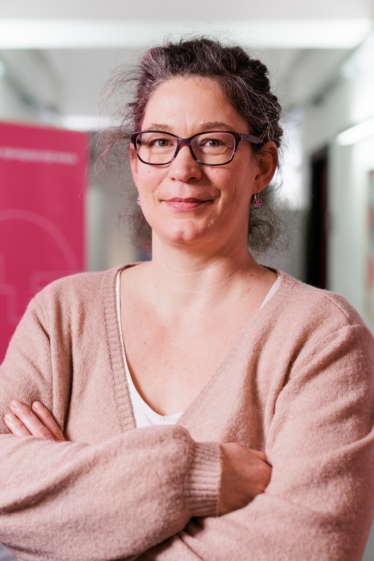 Porträt von Cordleia, weiße Frau, Brille