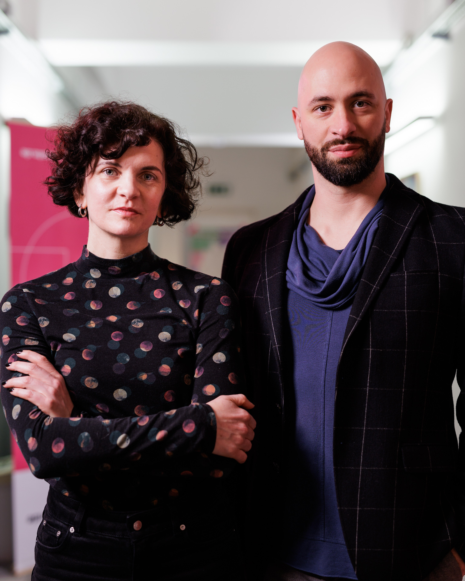 Cilgia Gadola und Paul Hess nebeneinander in die Kamera schauend