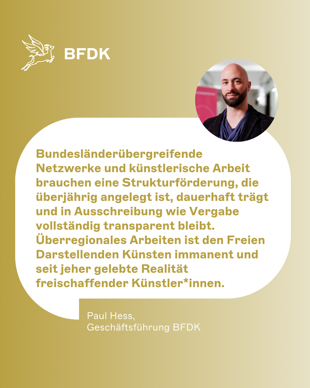 Bundesländerübergreifende Netzwerke und künstlerische Arbeit brauchen eine Strukturförderung, die überjährig angelegt ist, dauerhaft trägt und in Ausschreibung wie Vergabe vollständig transparent bleibt. Überregionales Arbeiten ist den Freien Darstellenden Künsten immanent und seit jeher gelebte Realität freischaffender Künstler*innen. 